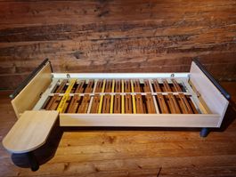 Schönes Bett 200x90 mit Nachttisch Lattenrost Top Zustand