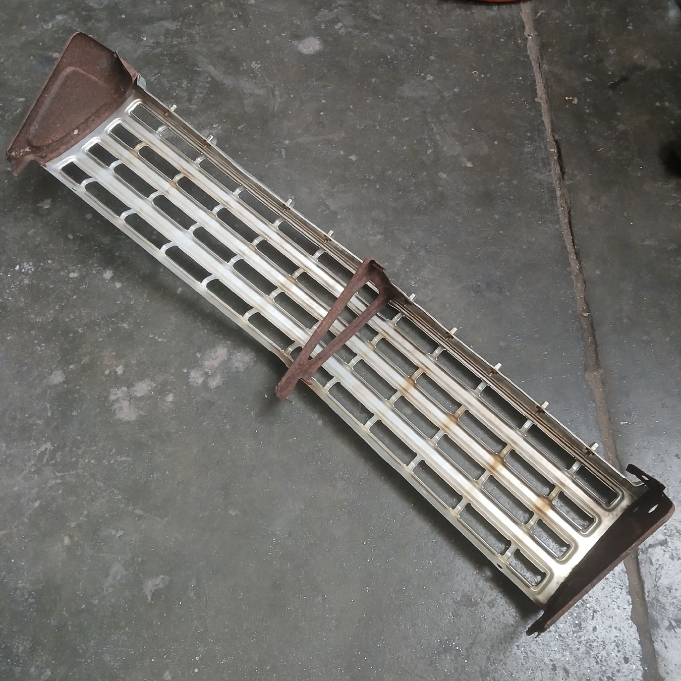 Chevrolet Tutti pezzi di ricambio auto: Calandre Chevrolet Impala 1962 – Usato da la heutte venduto da Auto-stock 1