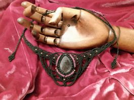 Handgemachte Makramee Kette / Collier mit Hypersthen