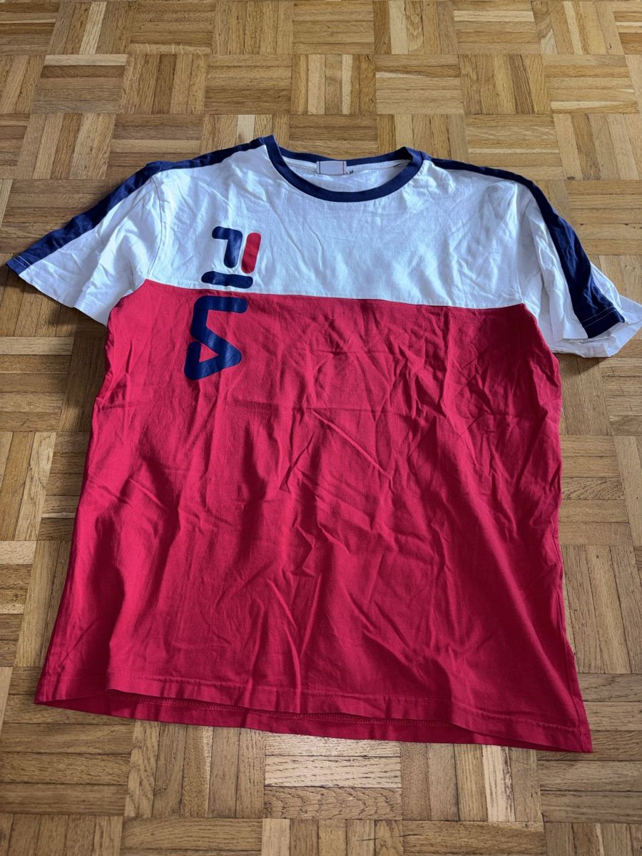 T-Shirts: Fila T-Shirt Vintage Style, Top Zustand, Grösse M 👍 – Gebraucht aus Jona von SaF0da