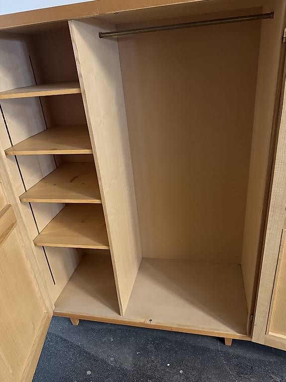 Armadi: Ulmen Schrank massiv  – Usato da Kerzers venduto da Nicub13 1
