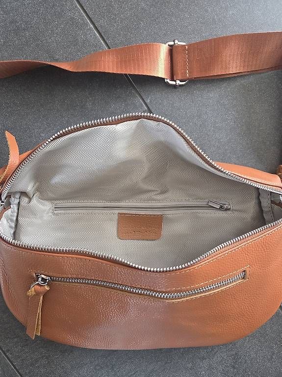 Taschen für Damen: Umhängetasche, Farbe camel, NEU – Gebraucht aus Hilterfingen von boal1980 1