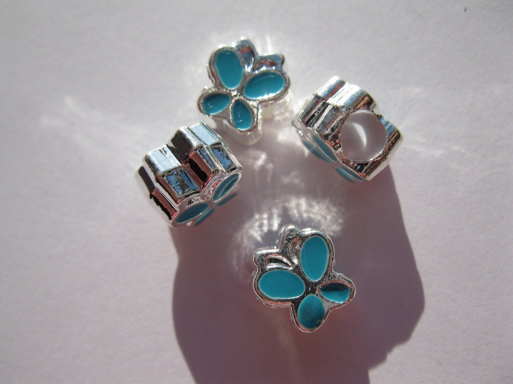 Perle (finte): 2 Grosslochperlen, Beads versilbert Schmetterling, türkis – Nuovo e nell'imballaggio originale da St. Margarethen TG venduto da LuanaKa 1