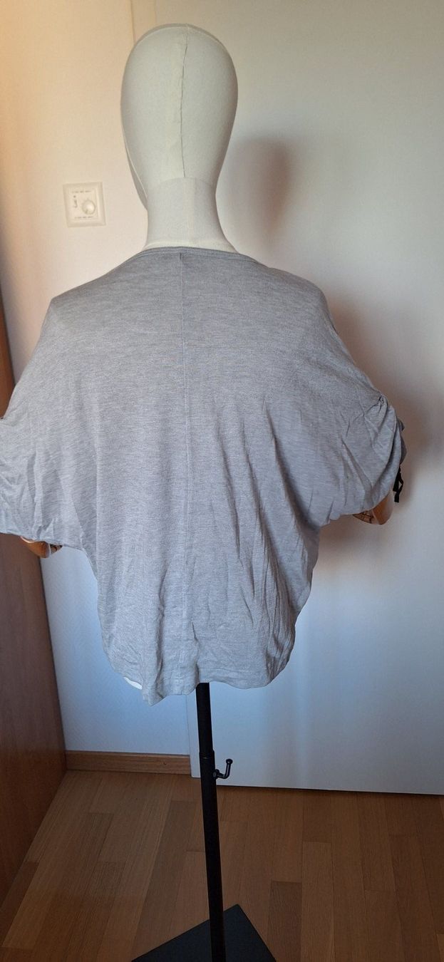 Stradivarius T-shirts: Stradivarius,  pull – Neuf avec emballage d'origine à Lussery-Villars par pousinete02 2