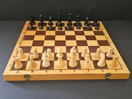 Schönes und wertiges Schachspiel und Backgammon Holz