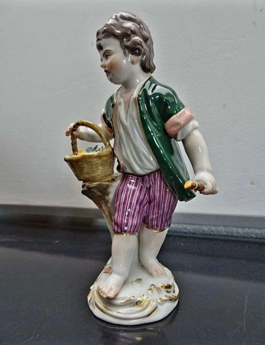Figuren: Meissen Gärtnerjunge mit Korb u. Flöte – Neu (gemäss Beschreibung) aus Opfikon von koiliebhaber