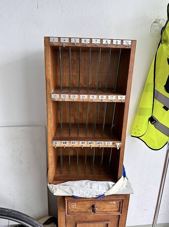 Scaffali: Meuble de tri vintage en bois avec compartiments numérotés! – Usato da Montreux venduto da Franlain 2