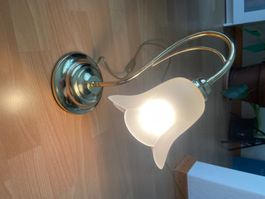 Nachttischlampe mattiert Glas Blumenform