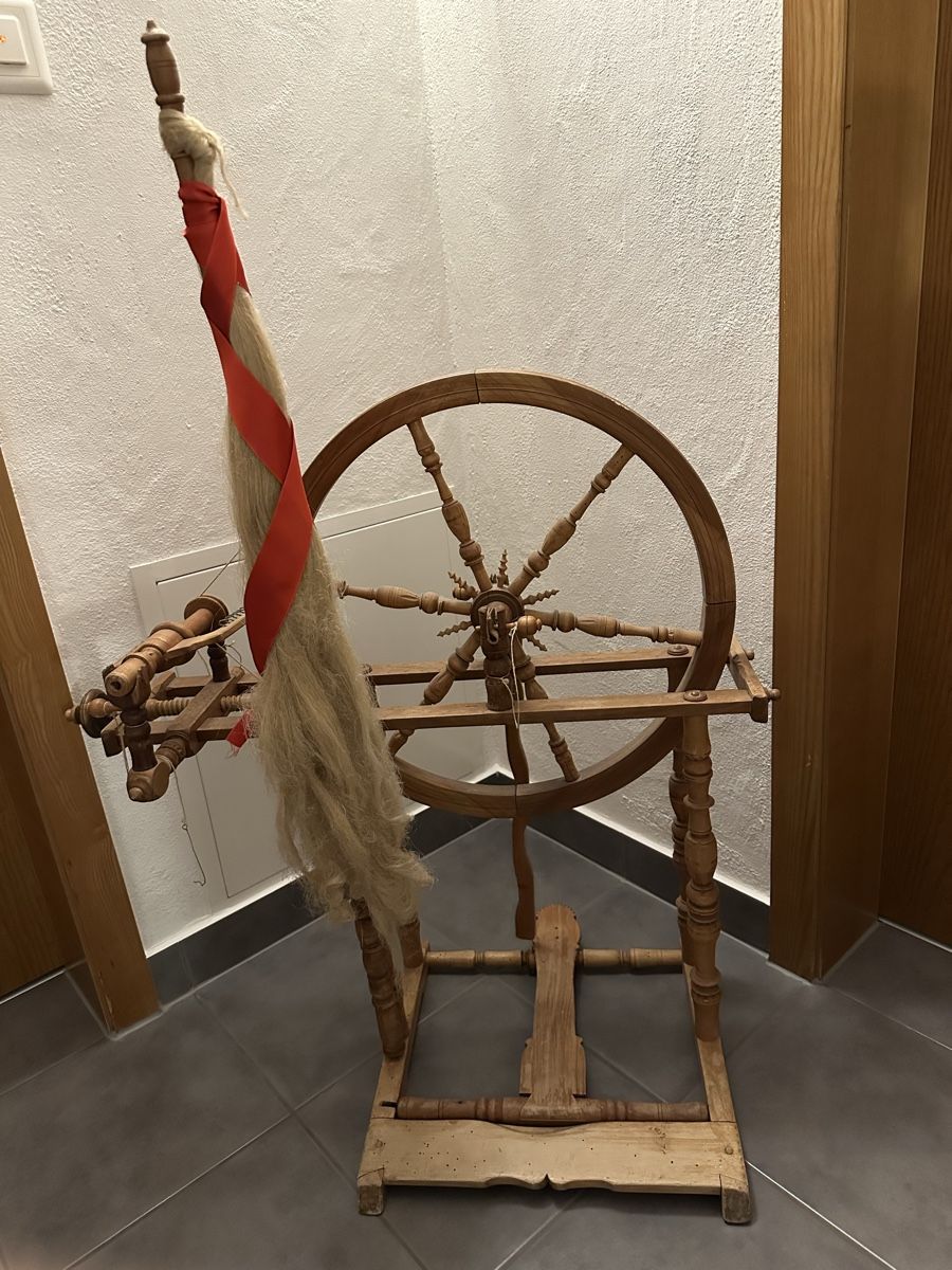 Ruote per filare: Spinnrad aus Holz – Usato da Schwyz venduto da Kolreuteria 2