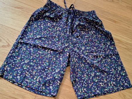 Shorts Damen blau mit Blumenmuster Grösse S neu
