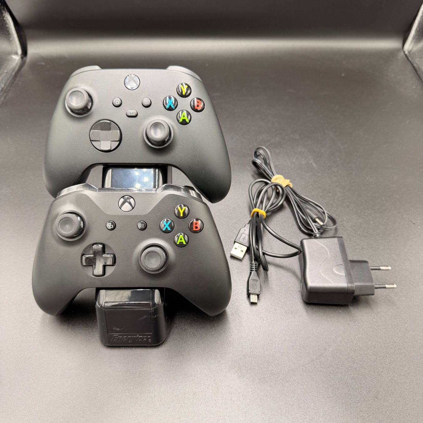 Controller: 2× Xbox Controller mit Ladestation – Usato da Düdingen venduto da Nerdworld