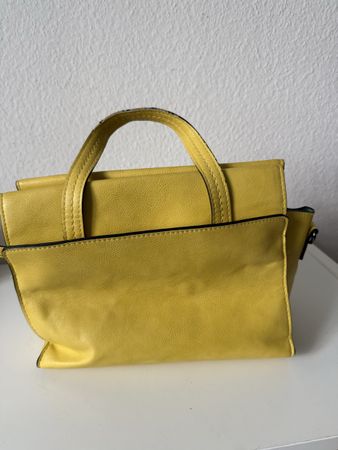 Handtasche gelb mit Tragegriffen gebraucht mit Mängeln