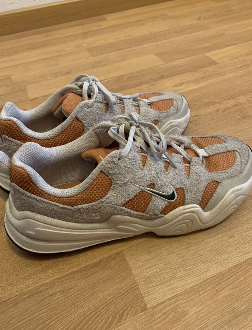 Nike Scarpe da uomo: orange white nike tech hera trainers size 41 – Usato da Ostermundigen venduto da lucy.walsh 2