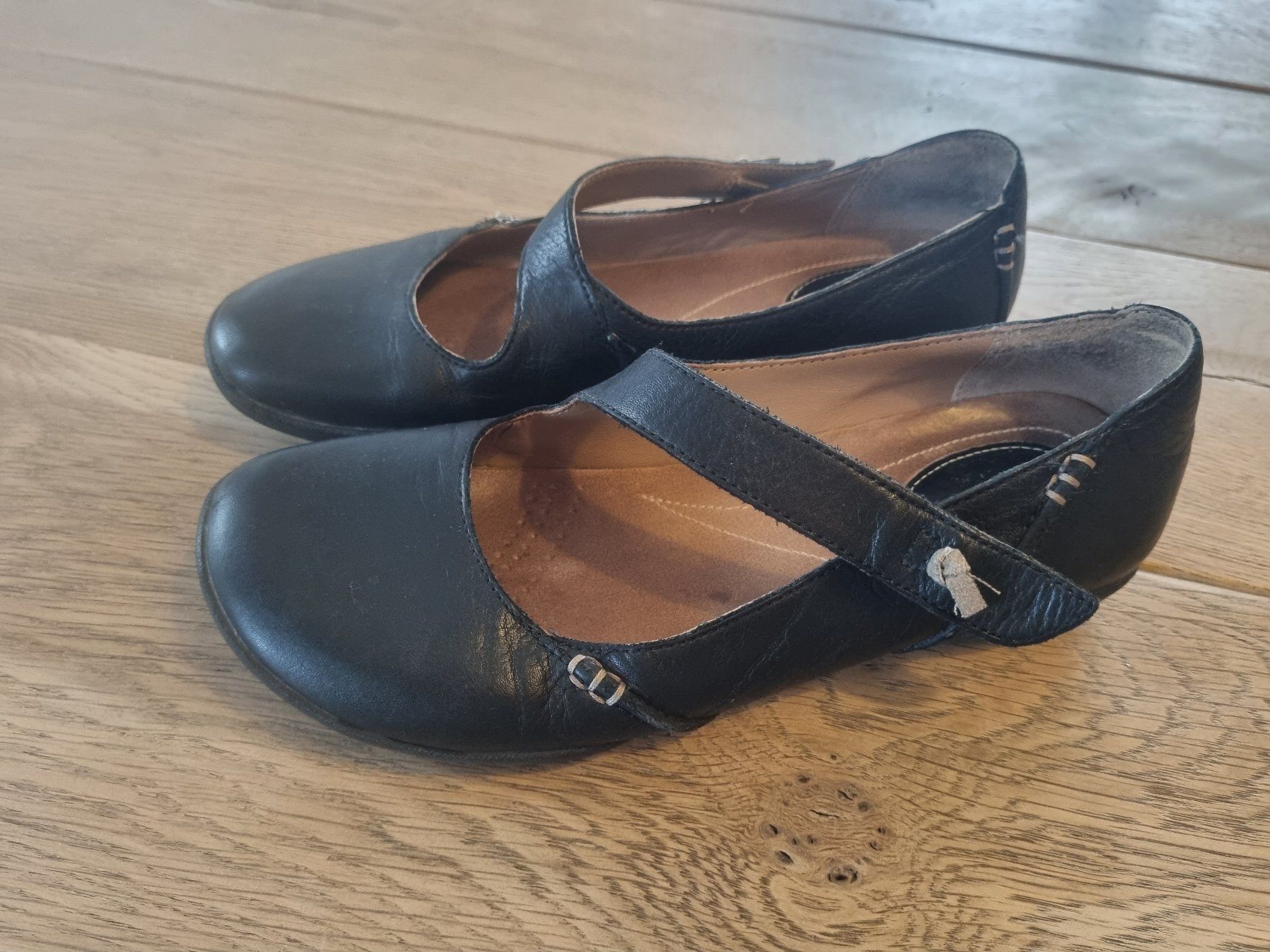 Clarks Damenschuhe: Clarks noir cuir 37  bon état – Gebraucht aus Lavey-les-Bains von Etre-Ange