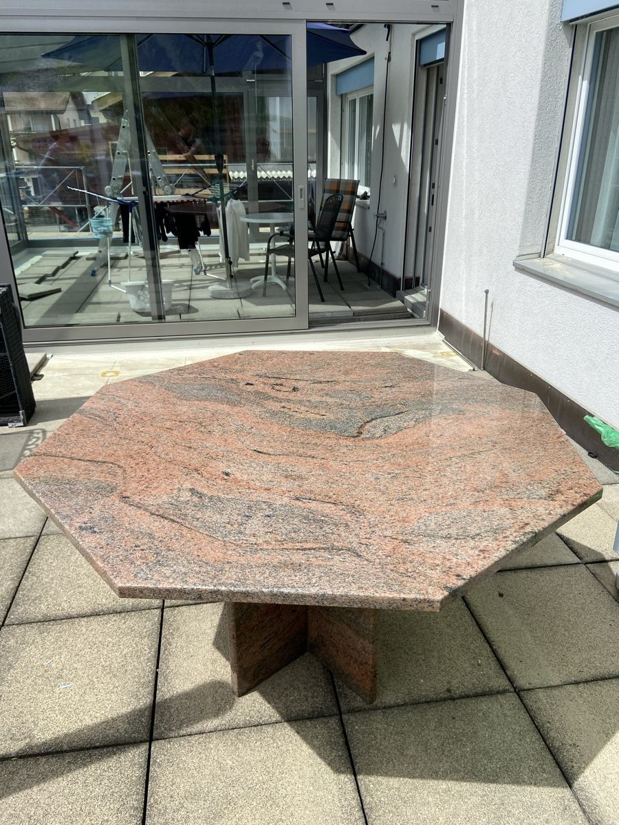 Tavoli: Robuster Granit Gartentisch, achteckig - Top Zustand! – Usato da Rothenthurm venduto da dr.ger.umpel