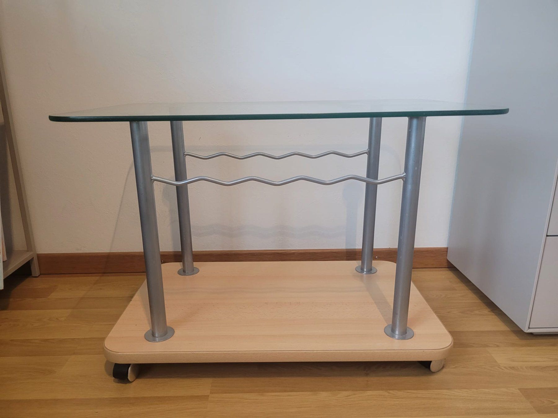 Tische: Eleganter Wohnzimmertisch mit Rollen – Gebraucht aus Ebikon von glebY