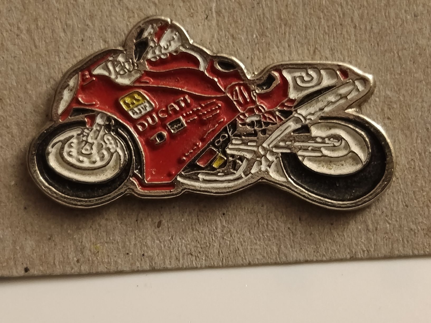 Ducati Placchette & Badge: Pin moto compétition Ducati rouge  – Usato da Bex venduto da Canouille