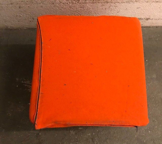 Hocker: Sitzwürfel Schaumstoff orange Hülle – Gebraucht aus Zürich von gigimai67 1