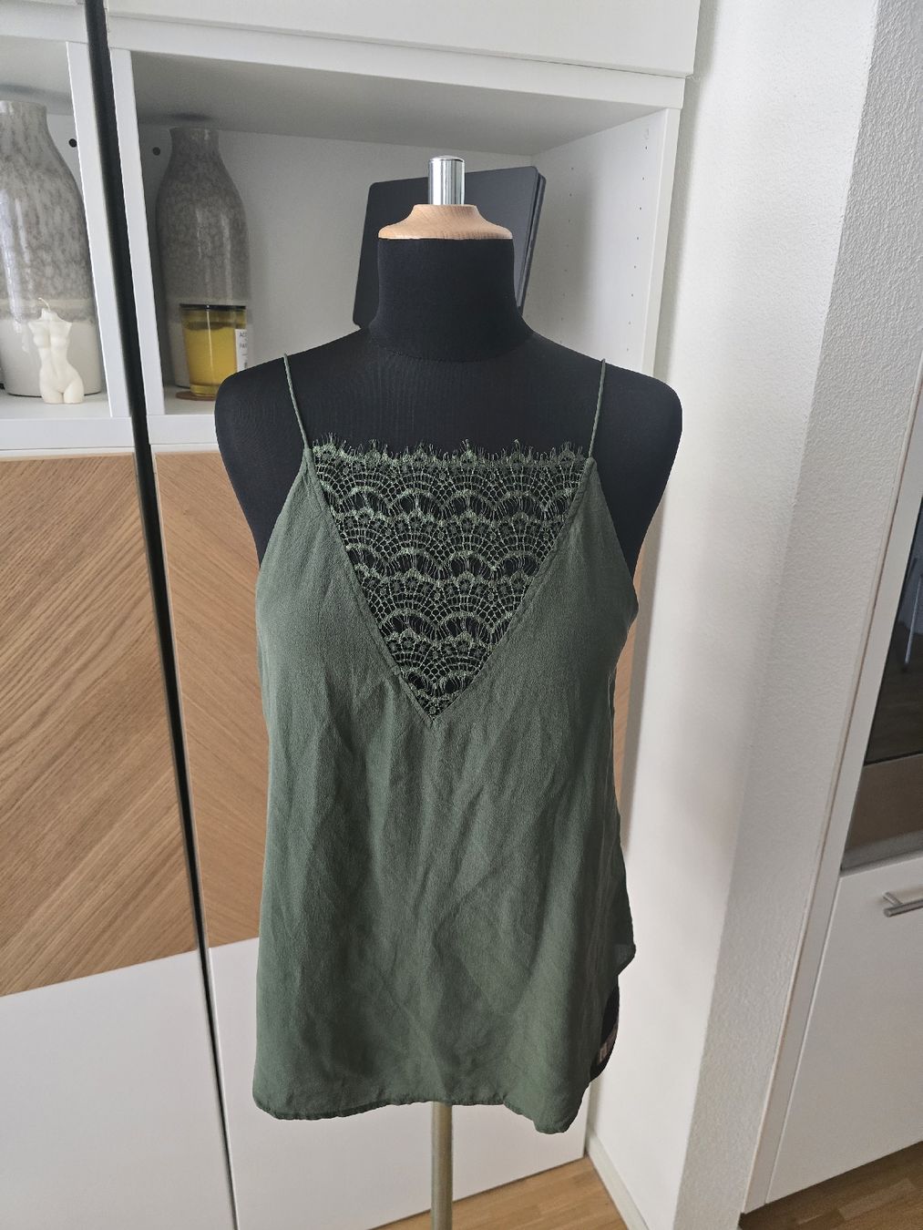 Top: Seiden Top olivgrün mit Spitze – Nuovo (secondo la descrizione) da Zürich venduto da ale_bg2x