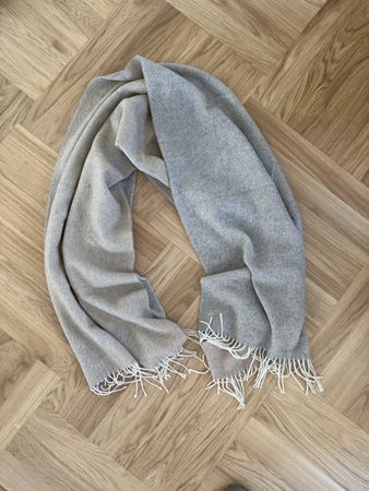 Light Grey Scarf with White Fringes - Perfect for Autumn!