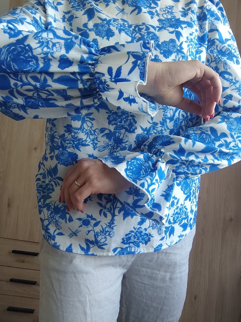 Tops: Blue Floral Blouse with Ruffled Sleeves - Size S – Gebraucht aus Mägenwil von VintageGirly 6