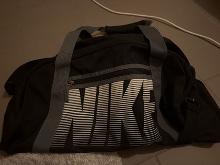 Nike Sporttasche schwarz grau mit Schultergurt gebraucht