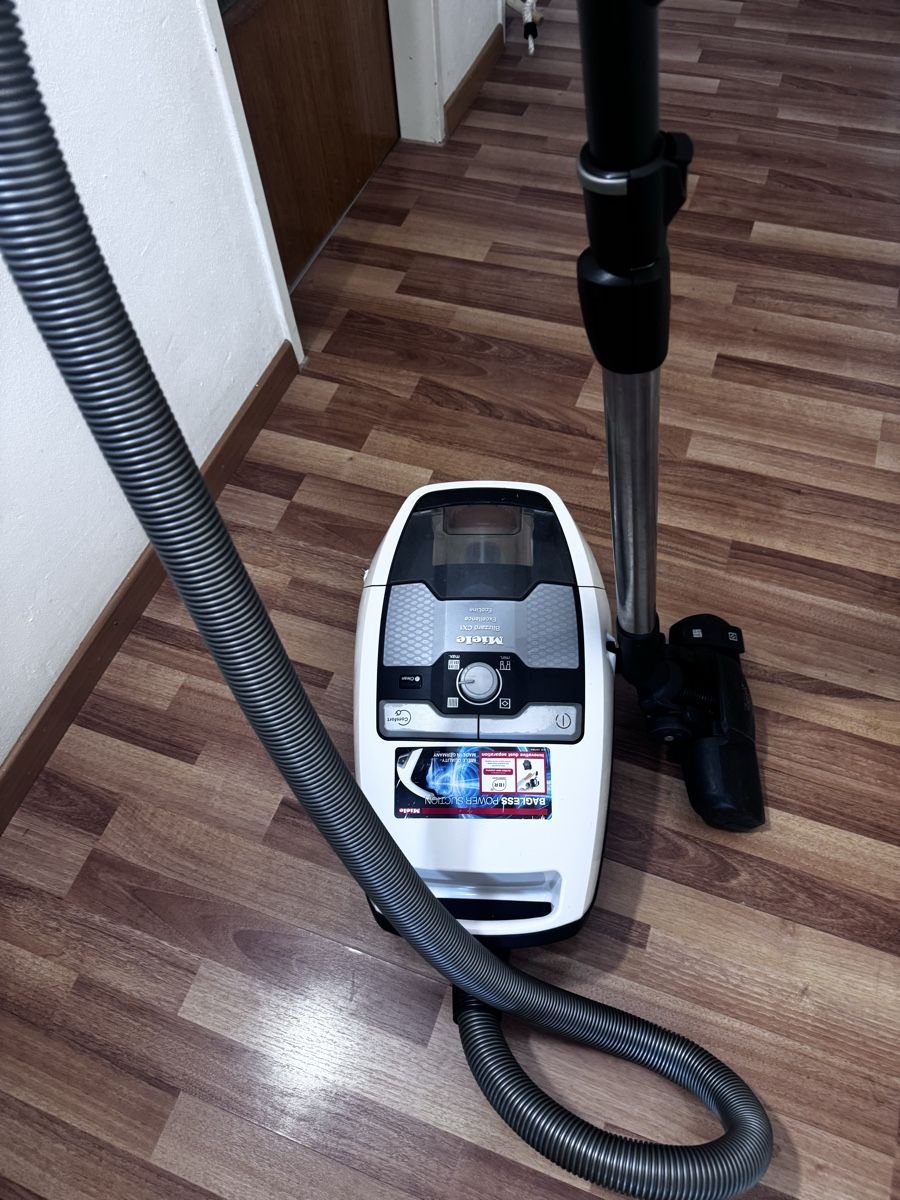 Miele Aspirapolveri & Accessori: Miele Blizzard CX1 beutellosen Staubsauger – Usato da Mönchaltorf venduto da gol_pg75 1