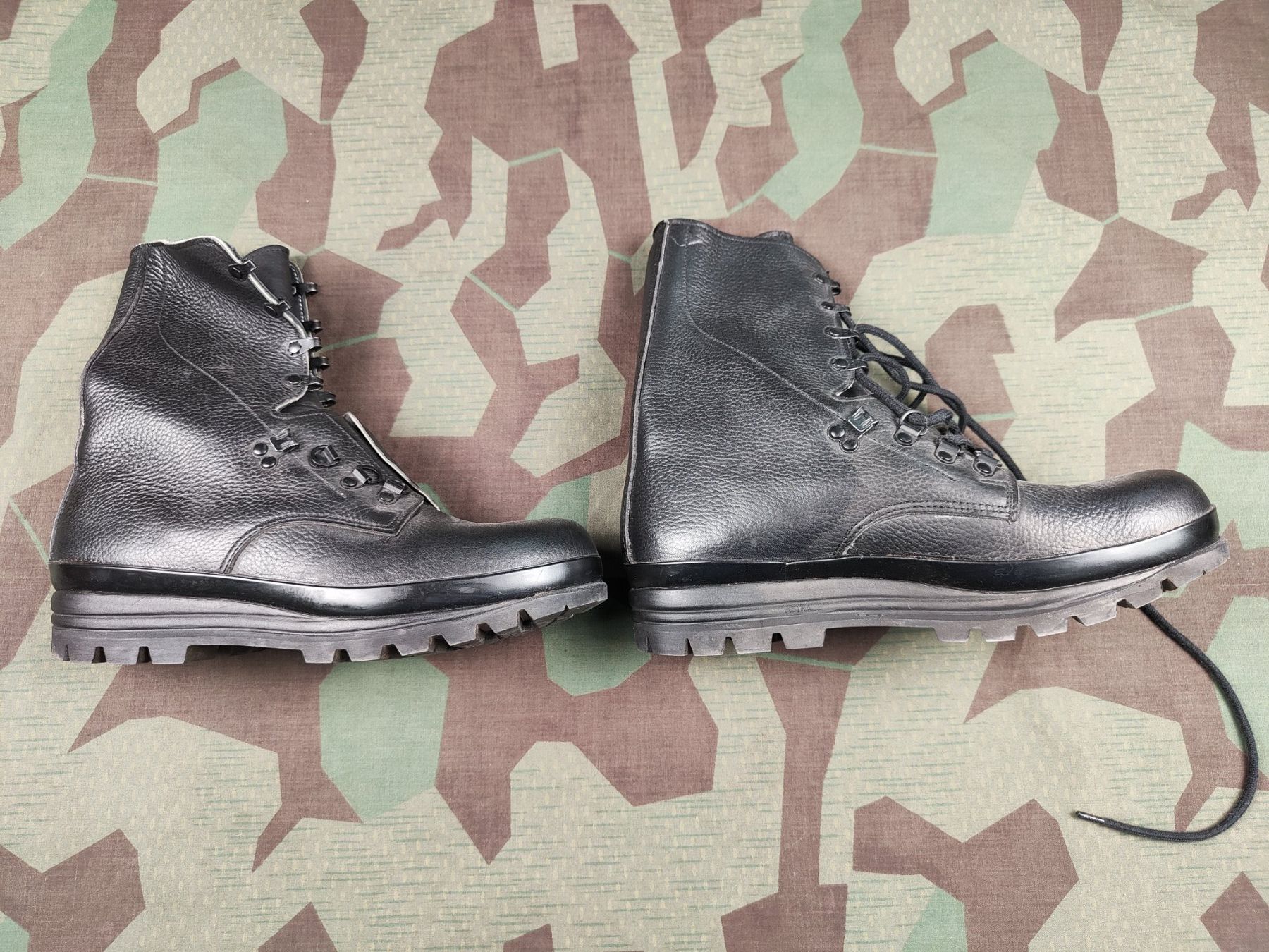 Schweizer Armee Uniformi: Kampfstiefel Ord. 1990, Grösse 285 5 – Usato da Bauma venduto da SwissMilitaria 1