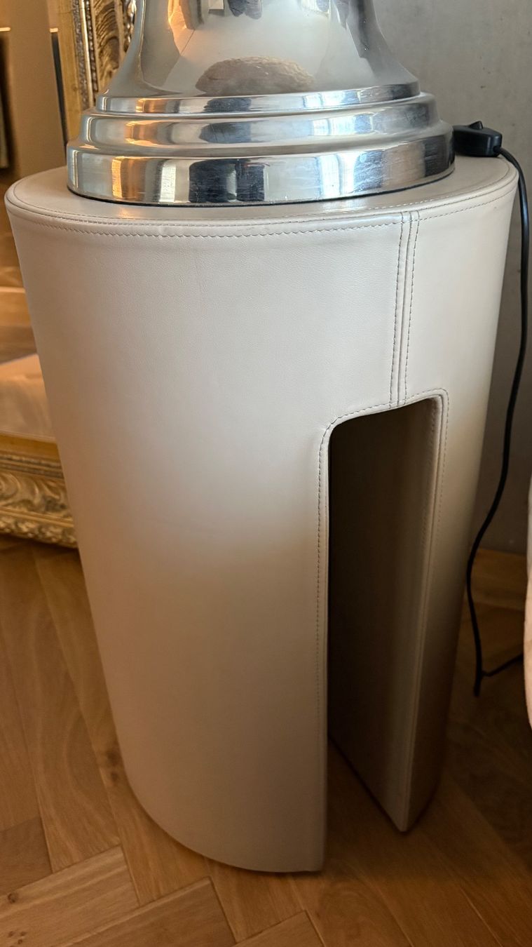 Tavoli: Meridiani "Gong" leather side table – Nuovo (secondo la descrizione) da Adliswil venduto da fashionholic