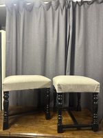 Zwei Hocker schwarz mit Leinen Bezug
