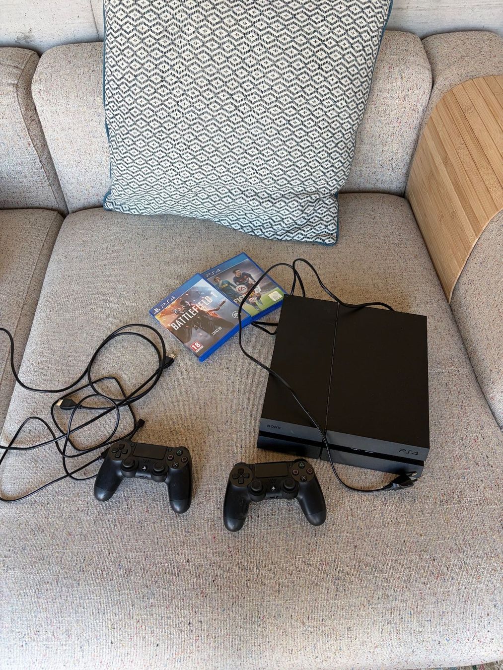 Sony Console: PS4 mit 2 Controller, FIFA 2016, und Battlefield 1 – Usato da Basel venduto da tim_gp59