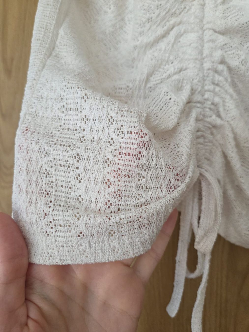 Mango Top: Weisses leicht transparentes Crop -Top von Mango – Usato da Zürich venduto da Nicole110 1