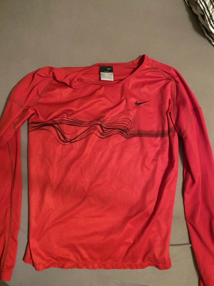 Nike Tops: Nike-Langarmshirt Rot – Gebraucht aus Zürich von yae56