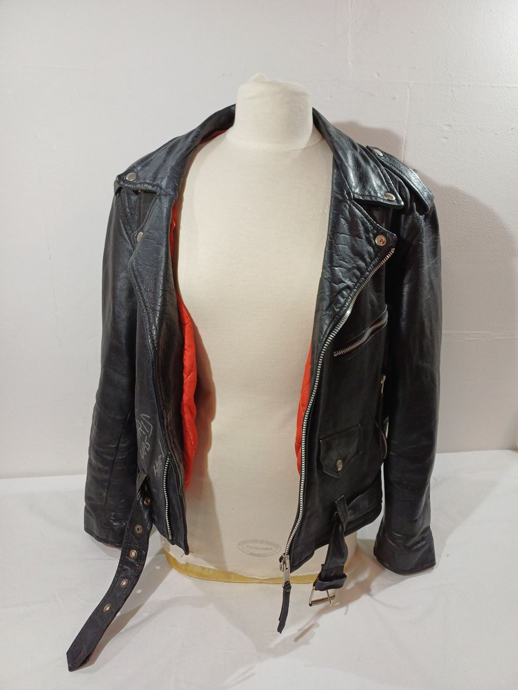 Autografi: Vintage Lederjacke Am-Tex mit Autogramm SAVATAGE – Usato da Luzern venduto da IG_Arbeit 3