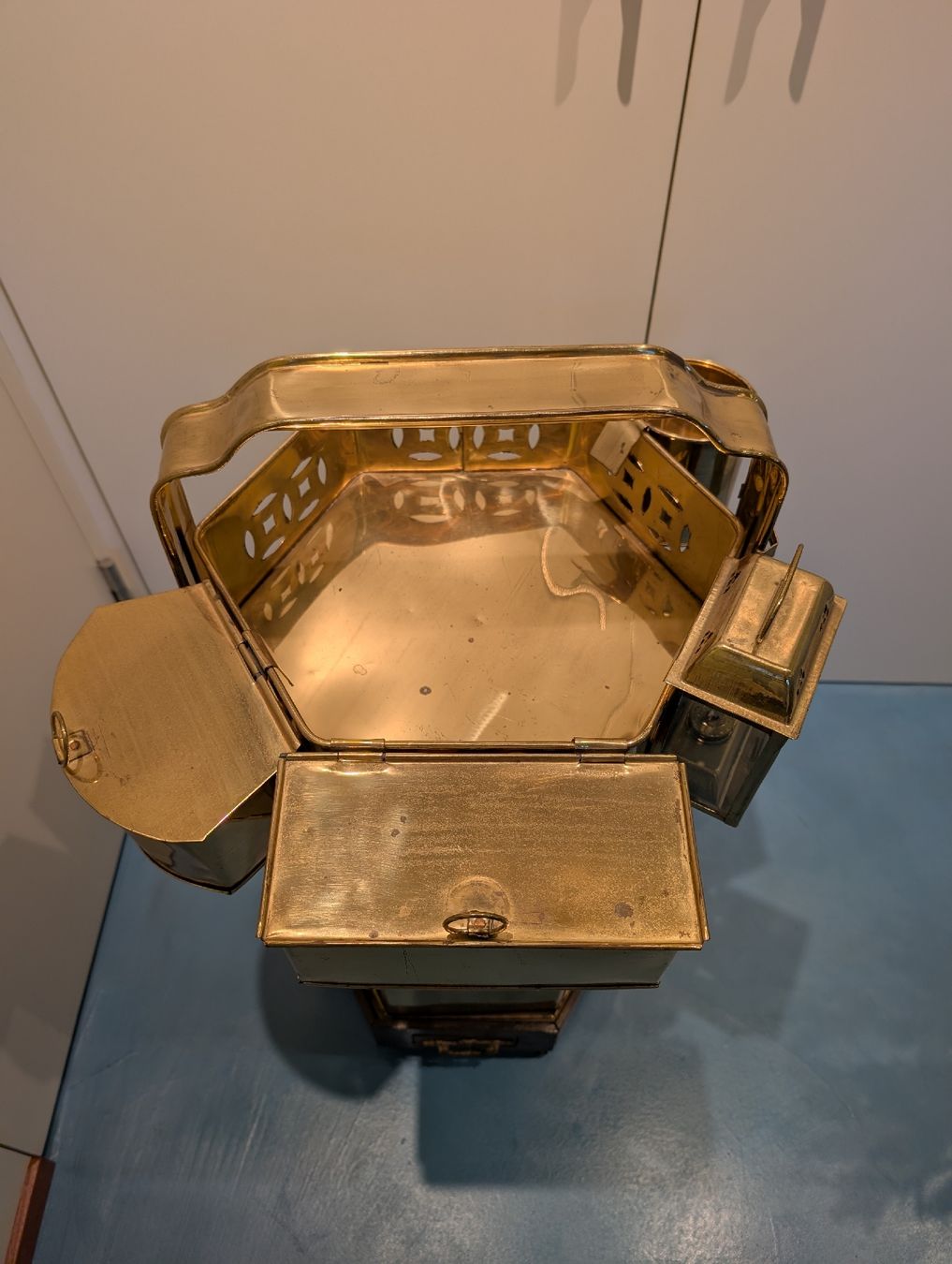 Küchengeräte: Messing-Vitrine mit Griff und seitlichen Fächern, Vintage. – Gebraucht aus Uetikon am See von Peter120 1
