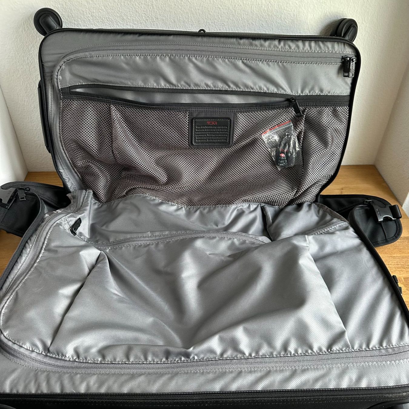 Tumi Valigie: Tumi Reisegepäck/Kleidersack mit Rollen – Usato da Luzern venduto da fairflip 7