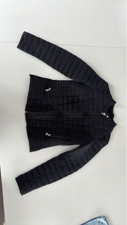 Schwarze Guess Steppjacke, Grösse S, ideal für den Übergang
