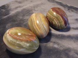3 handpolierte Onyx Marmor Steine