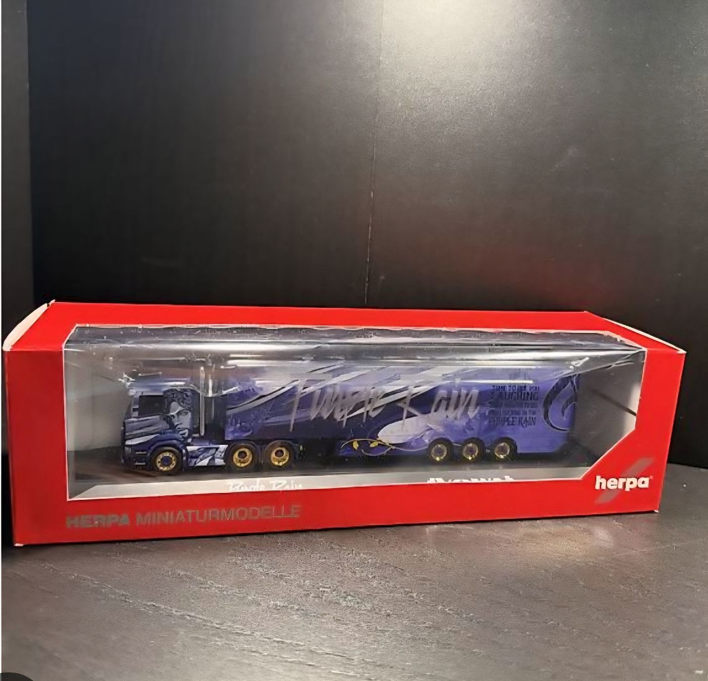 Herpa Modellini d'auto: Herpa Vowa Purple Rain – Nuovo e nell'imballaggio originale da Muri AG venduto da Scooby-Doo1 2