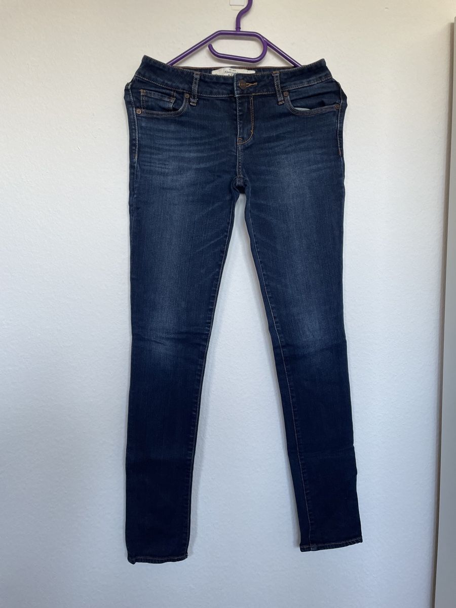 Abercrombie Jeans: Dunkelblaue Jeans Abercrombie&Fitch – Usato da Basel venduto da Robyn20