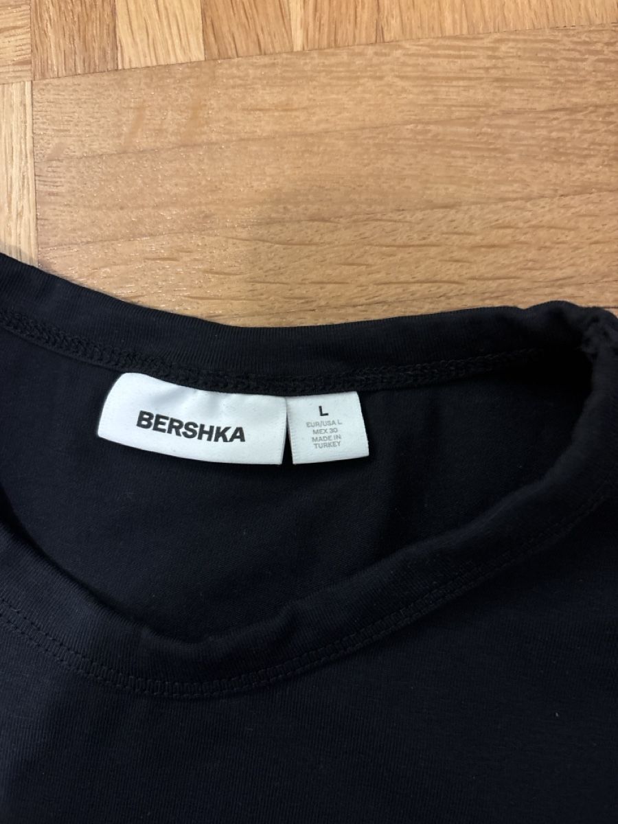 Bershka T-shirt: Modisches Bershka Tshirt – Nuovo (secondo la descrizione) da Solothurn venduto da con_sk82 1