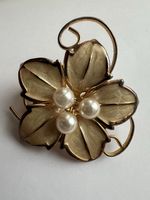 Flower-shaped brooch. The pin clasp is missing