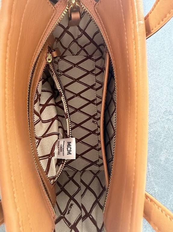 Taschen für Damen: Original MCM Visetos Mini Shopper mit Schulterriemen – Gebraucht aus Zürich von leo_muerle 4