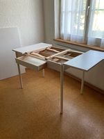 Weisser, ausziehbarer Tisch