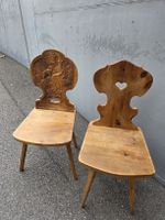 Zwei Stabellen-Holzstühle mit Schnitzerei..Top