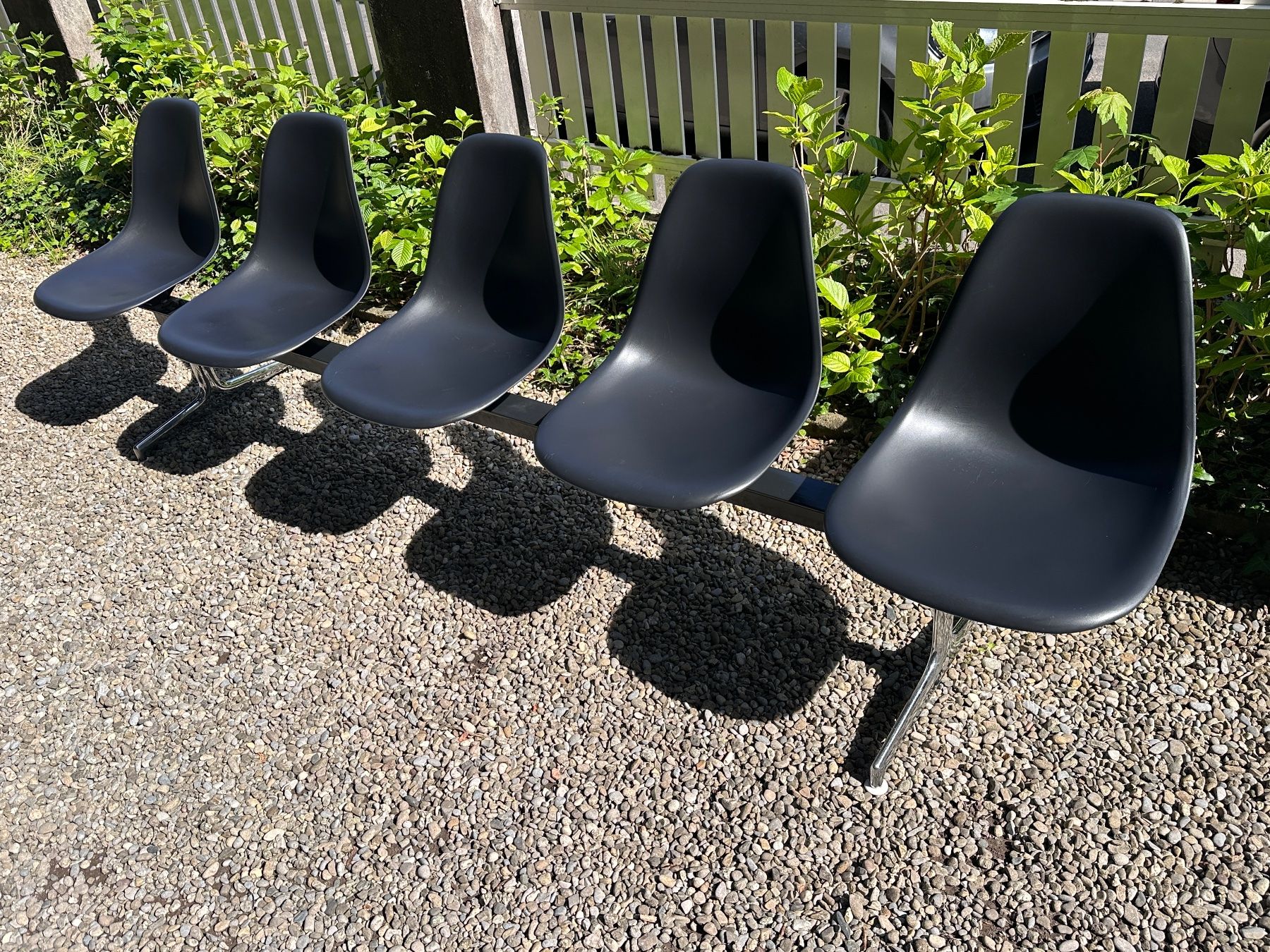 Vitra Sedie: 5 Stühle Vitra Eames Plastic Sidechair auf Traverse, schwarz – Usato da Bern venduto da troom105