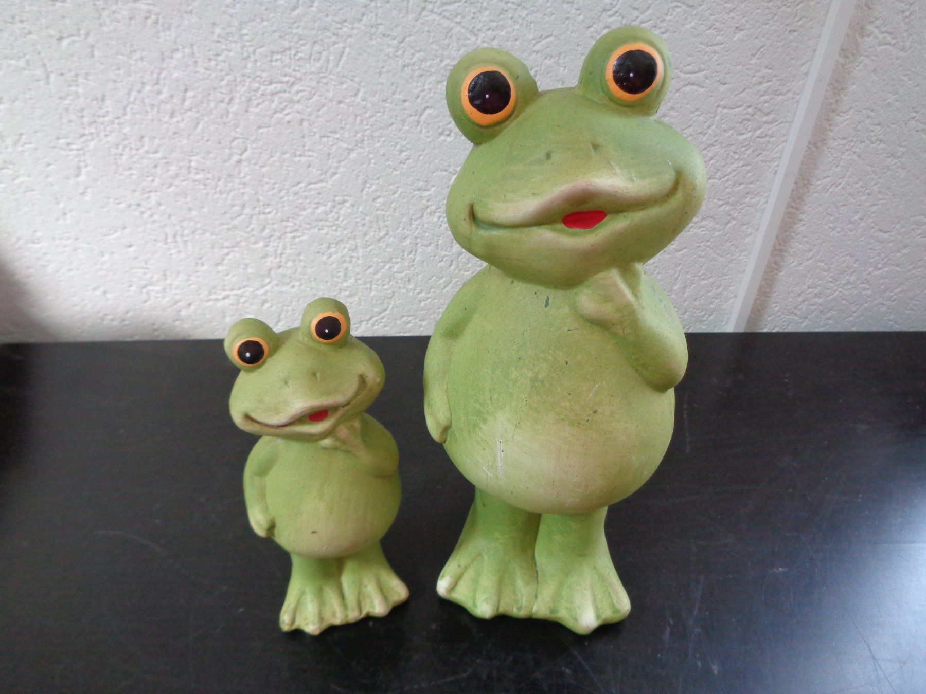 Statuette: Stehender Frosch (2 Stk.) – Nuovo e nell'imballaggio originale da Langenbruck venduto da Gumsi 1