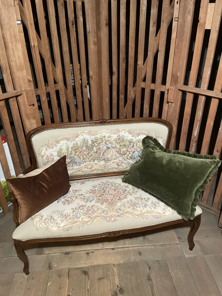 Sofas: Möbel-Set mit Stickerei: Sofa, 2 Sessel, Hocker – Gebraucht aus Zürich von Campi1000 2