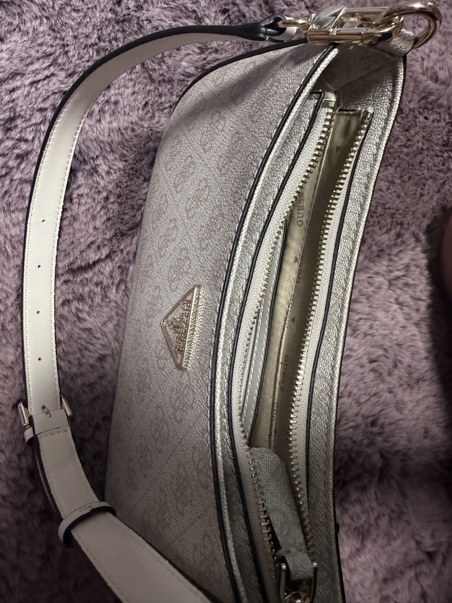Guess Sacs femmes: Guess Handtasche neuwertig mit Muster hellgrau – D'occasion à Luzern par liv_bz2f 2