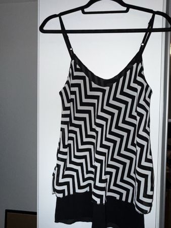 Damen Top Zickzackmuster Schwarz Weis Grösse M neuwertig